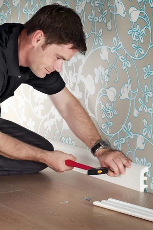 Decor-Union Service 044 Handwerker montiert/nagelt Fußleisten auf tapezierte Wand - Decor-Union Service 044 Handwerker montiert/nagelt Fußleisten auf tapezierte Wand