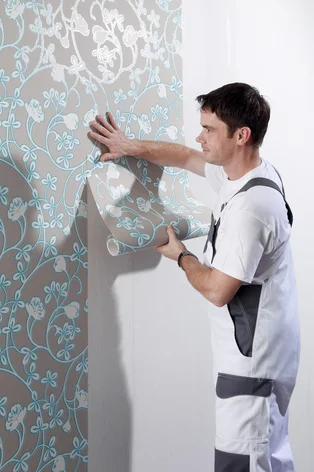 Decor-Union Service 026a Handwerker tapeziert professionell Mustertapete an die Wand. Renovierungsarbeiten - Decor-Union Service 026a Handwerker tapeziert professionell Mustertapete an die Wand. Renovierungsarbeiten