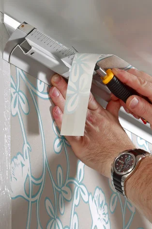 Decor-Union Service 034a Maler schneidet fachgerecht Tapete für den passgenauen oberen Wandabschluss - Decor-Union Service 034a Maler schneidet fachgerecht Tapete für den passgenauen oberen Wandabschluss