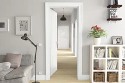 Illustration - Ihr Experte für schönes Wohnen - Moderne Innentür im Flur, weiß lackiert mit schlichter, eleganter Optik, in einem hellen, minimalistischen Wohnbereich.