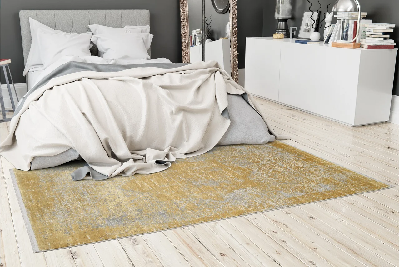 Illustration - Ihr Experte für schönes Wohnen - Ein gelb gemusterter Teppich liegt im Schlafzimmer vor dem Bett